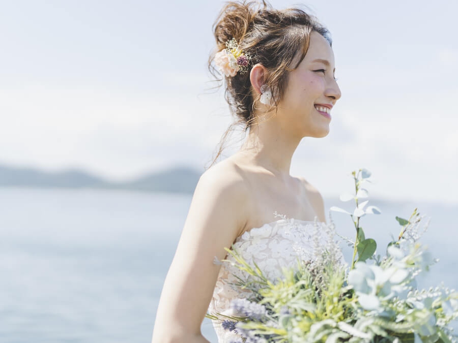 リゾートウェディングをする花嫁さん