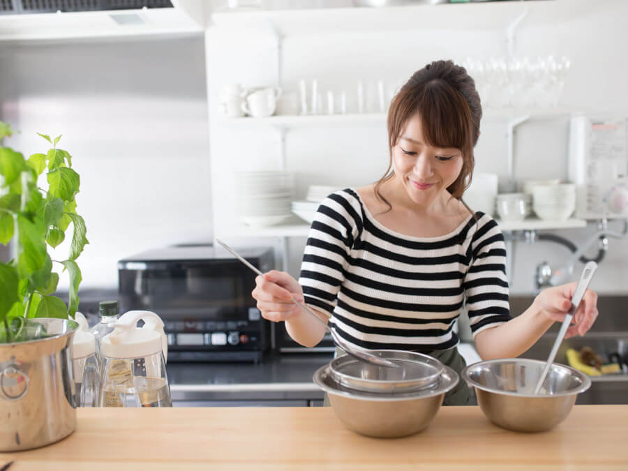 料理道具を持つ女性